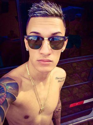 Apaixonada pelo paulista magrelo de aparelho :3 Primeiro fã clube oficializado do Rio de Janeiro. @mcleodabaixada
Oficializada e Seguida :}
