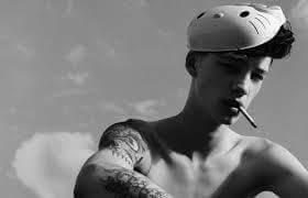 ||° roleplay.
Austin is 20,
has one kid, Vivan
divorced once
has trust issues
use to self harm
drinks
hopelessly romantic
loves cuddles