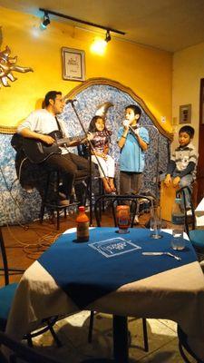 Musico del DF orita en la compostura y arreglacion de rolas