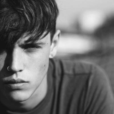 Hugofics's profile picture. “Otro Weasley como los de antaño”. Un león de sexto curso y guardián, como mi padre. {#Pottertty}