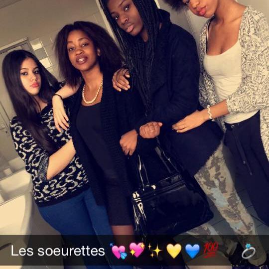 Fb:Candy Sb Tessa S&K mes wife
M&R mes double
Dis leur qu'elles me sourient pas on est pas copine. On a plus le temp des imbéciles.