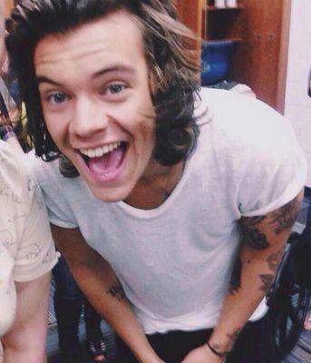 can u take a second and follow @uwstyles? thanks babe, ily ♡
