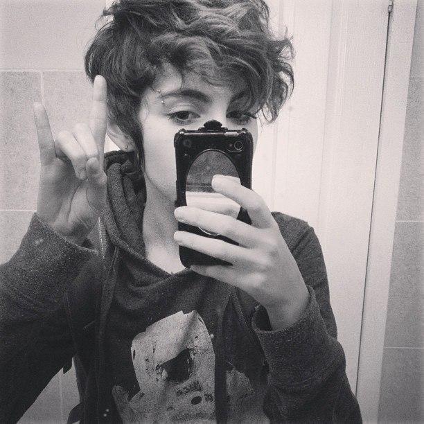 Adicto a la fotografía,chico random,gamer.Constructor de bombas nucleares y diversión.        El chico de las gomitas in coming. La foto es Fake, es un reto