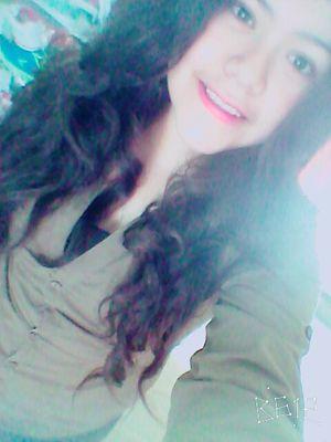 Sonreir porque la vida es bella , cuando me interesa algo hago lo imposible para conseguirlo :) Si Dios lo permite una futura y buena profesional