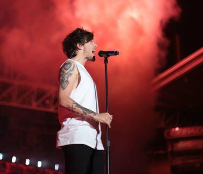 follow @squiggleziall bc she gave you this free follow and RT the link in her bio !!