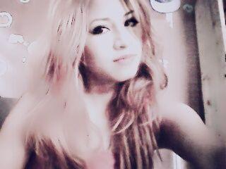 love horses cloror green, love singing.nd also love snakes lions dolphins.and all kind.