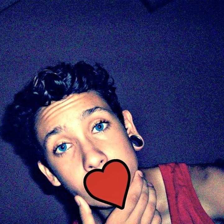 Hola Me Llamo Agustin Tengo 14 Soy De Barranqua y Soy un Morocho De Ojitos Celestes Seguime y Te Sigo :* ♥♥