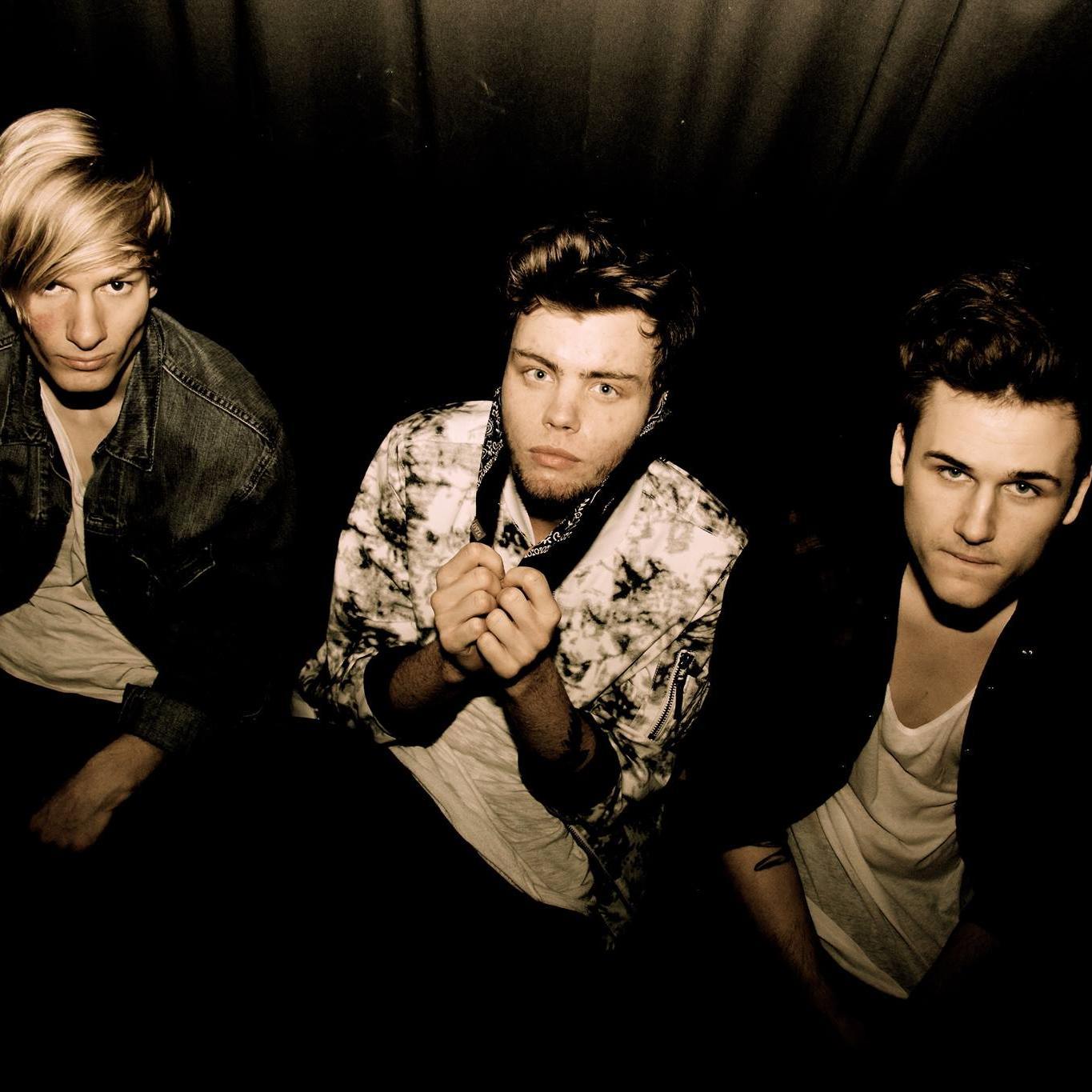 We're a pop band from Sweden. Listen to our new single SAME SPEED
http://t.co/fixHBaxHE5