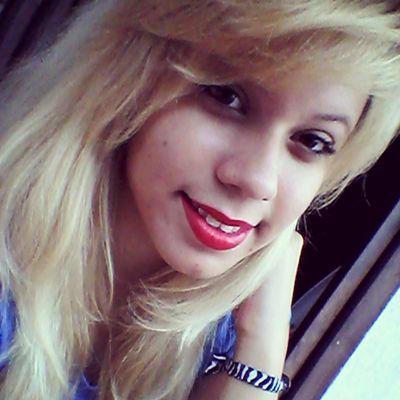Amo la musica, amo cantar, bailar, leer, chatiar, ver pelis, ir de shopping, escripir, y aser videos locos!!