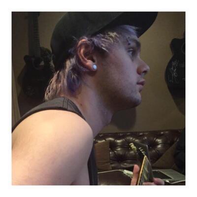 hi please dont follow this acc follow @clxffxrdscake and @5SOSHelpForYou because they just gave you a free follow