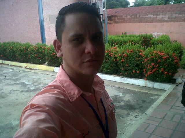 Alexander pacheco uno de los conductores de Rescate juvenil un proyecto para conquistar los jóvenes del nuevo milenio por Original 91.1fm todos los viernes 3pm