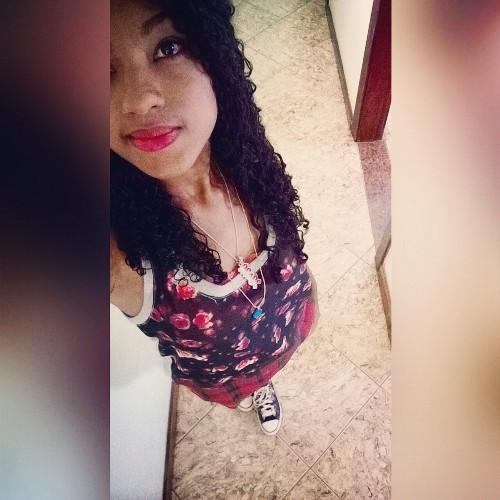 Prazer: Mineira, 14 anos, solteira, amo livros/séries, apaixonada por musica. Cruzeirense❤extremamente apaixonada por cabelos cacheados e batons vermelhos ❤
