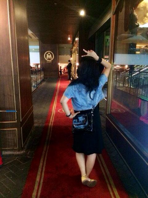 rambut panjang, mata belo, lesung pipi ;)