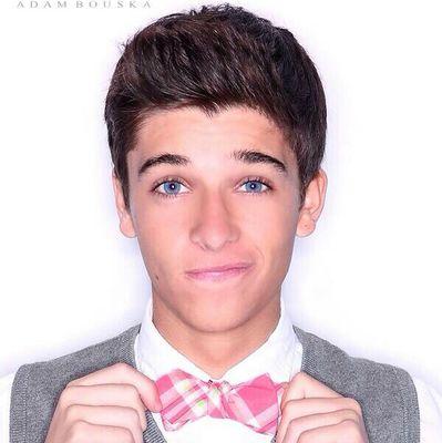 BlackTeoFox's profile picture. 16|5° año|Gryffindor|P:Zorro A:Husky Siberiano (Perro)|Huérfano|Fotógrafo|Nadie quiere a un tonto y torpe chico