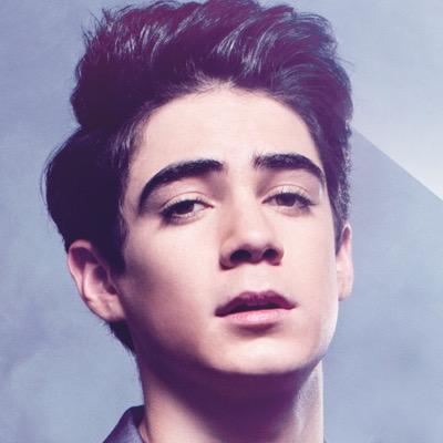 Canto y estoy en una banda @SomosCD9 En los tiempos libres me gusta patinar en longboard, leer y tomar café. Escucho Rock y Pop. -Instagram:Joscanela - Paz.