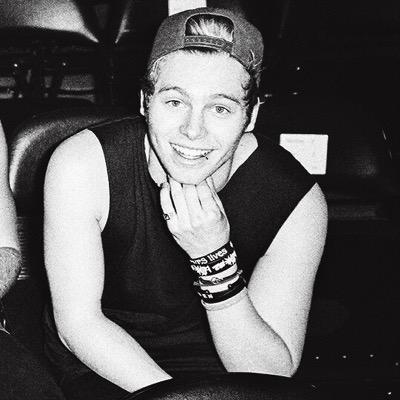 FOLLOW @lukesgoodxgirl #5sosfam
