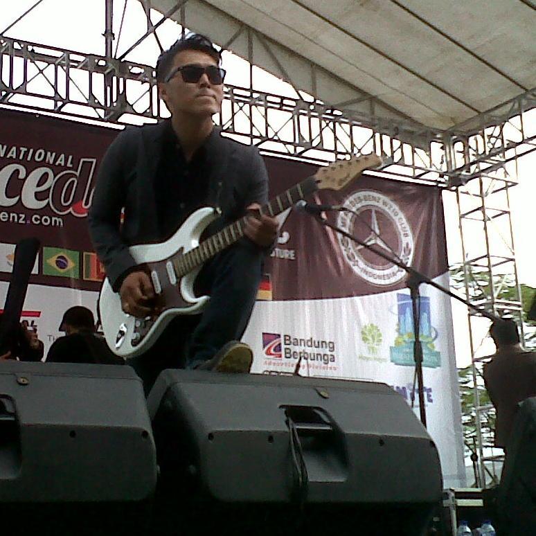 i'm teacher i'play guitar and friendly cek my sound cloud https://t.co/EYIpG6UMRS
