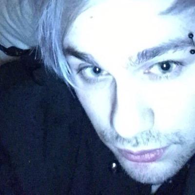 follow @idkmukes pretty please