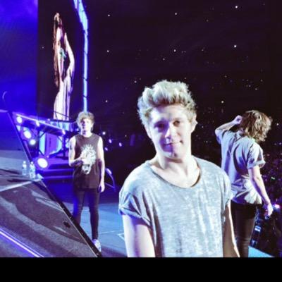 helplesslycalum's profile picture. choose love ❤️