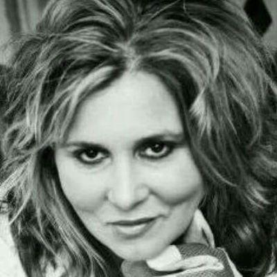 Happy lady, love life. Have #FSHMD, do you know what that is? I challenge you to learn. :)