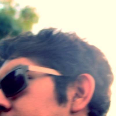 Un tirado, un cualquiera que malvive a su manera. Duermo poco, bebo mucho.