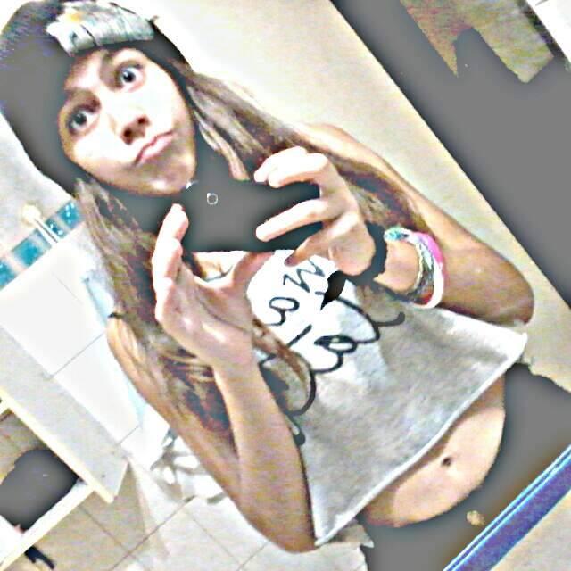 Mira lo cursi que me has convertido si esto no es amor 
entonces soy una loca sin motivo♥.