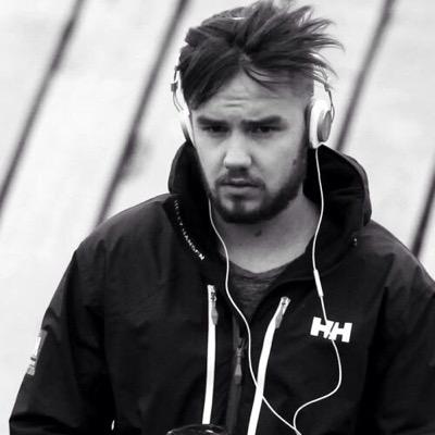 we were suspended for a while but we're back now haha // tweeting your relateable typical liam girl