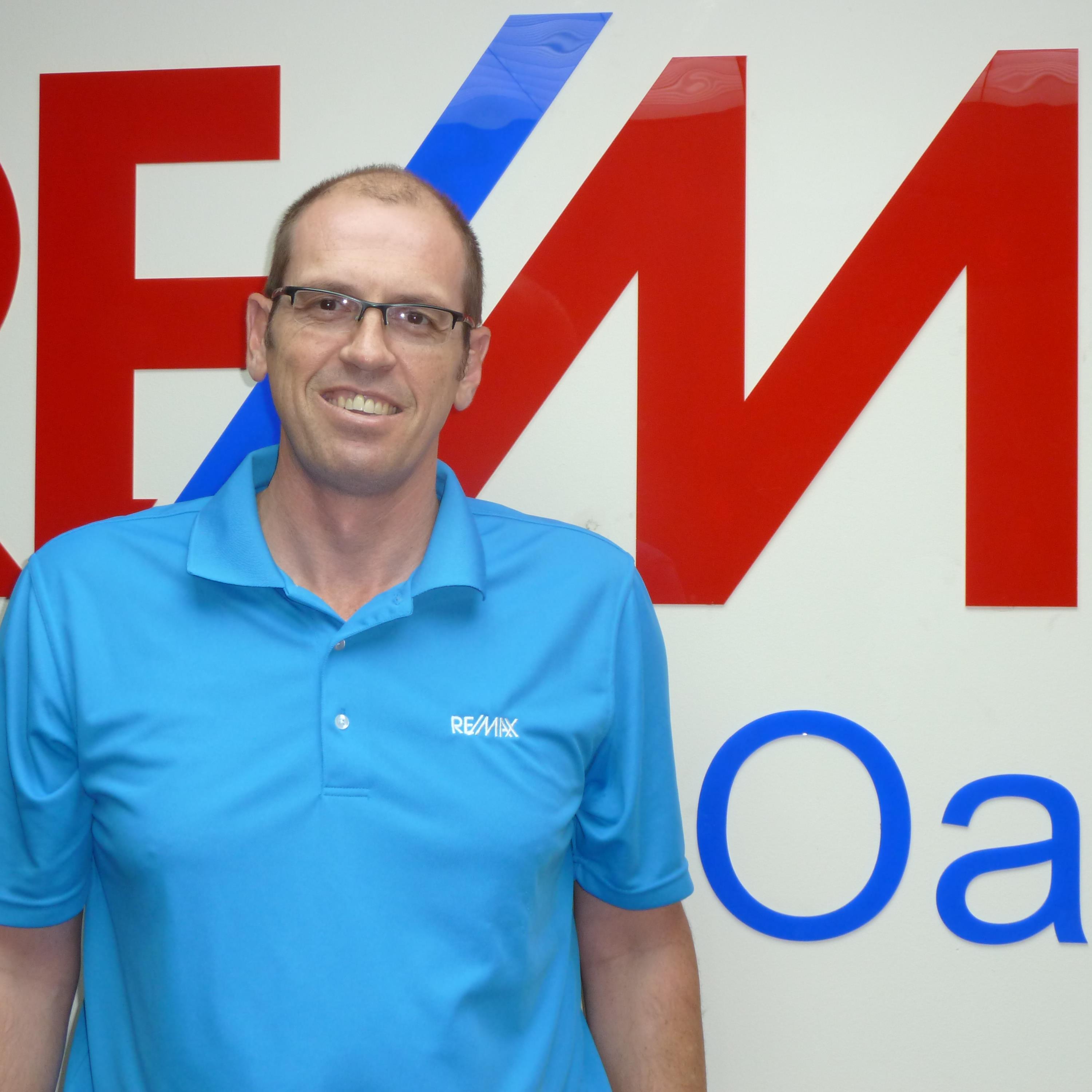 I am the broker / owner of RE/MAX Oaktree in Stellenbosch. I am a happy husband, a wine and braai lover.