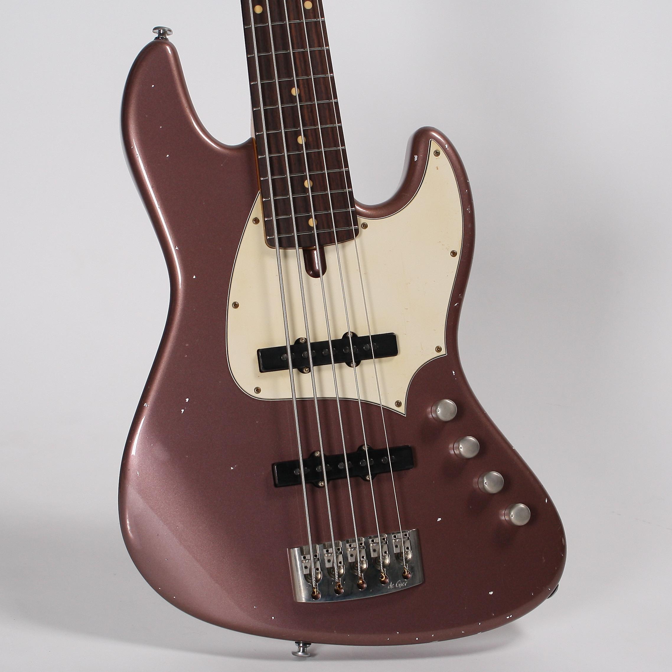 De Gier Guitars is a true custom shop where we build custom guitars and basses for players all over the world, including Marcus Miller and Richard Bona.