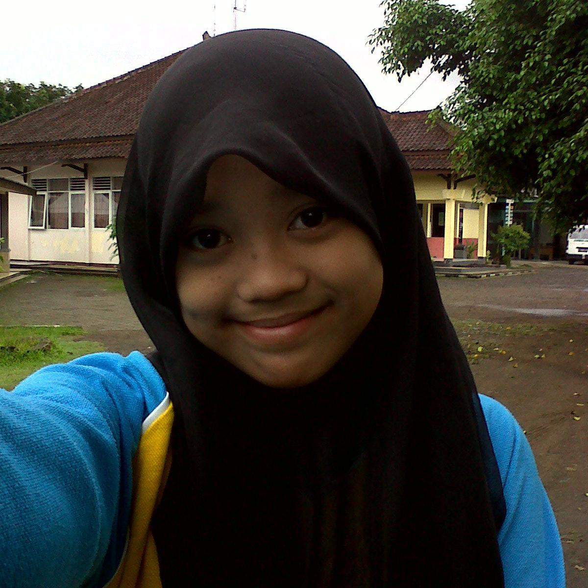 Aku Comstarz Follback me please @iqbaale @Bastiansteel