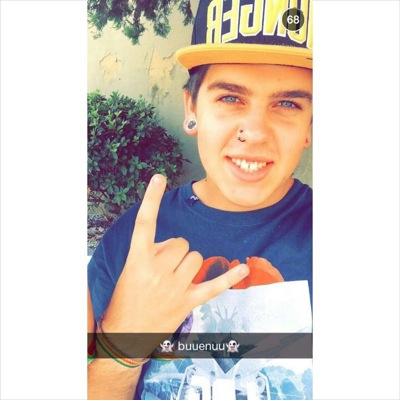 Ele se apresentou. Ela sorriu... 
Snap buuenuu