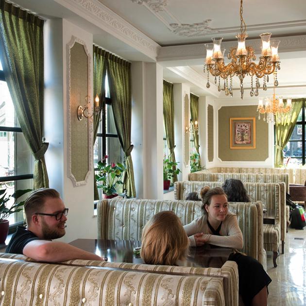 Grand cafe Patisserie Piri Reis neemt u weg van alle drukte en biedt u een unieke belevenis met zoete of hartige hap in een luxe sfeer. Komt tot rust bij ons!