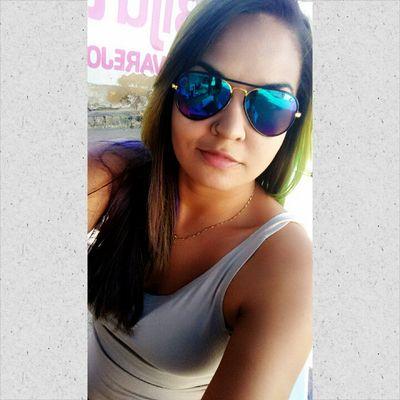 antipática, sínica
sarcástica, egoísta, orgulhosa, irônica, arrogante, insensível, mas muito legal! Fazer o que, não preciso agradar quem eu não quero.