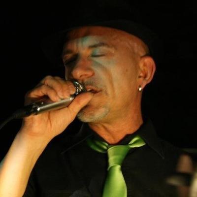 Cantante, radioamatore (IZ4FXC), motociclista ed a tempo perso tecnico informatico.