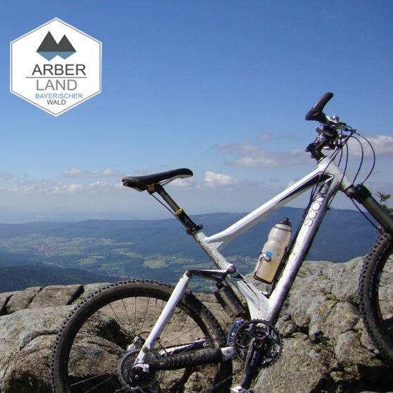 Im ArberLand findet der Mountainbiker ein Netz von 1.200 km - 40 ausgefeilte Touren mit GPS-Daten, den Bikepark Geißkopf, Tourenanbieter und Gastgeber.