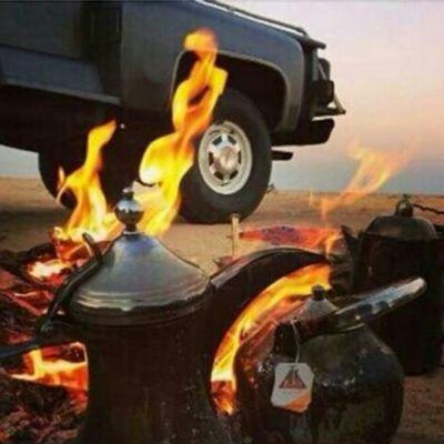 ليت الشلاوى فالديار مرتبين .. من مشرق الديره ليا مغرابها .. حتى ليا جينا البنادر هابطين .. نلقى بيوت .ن. ماتصك ابوابها ..