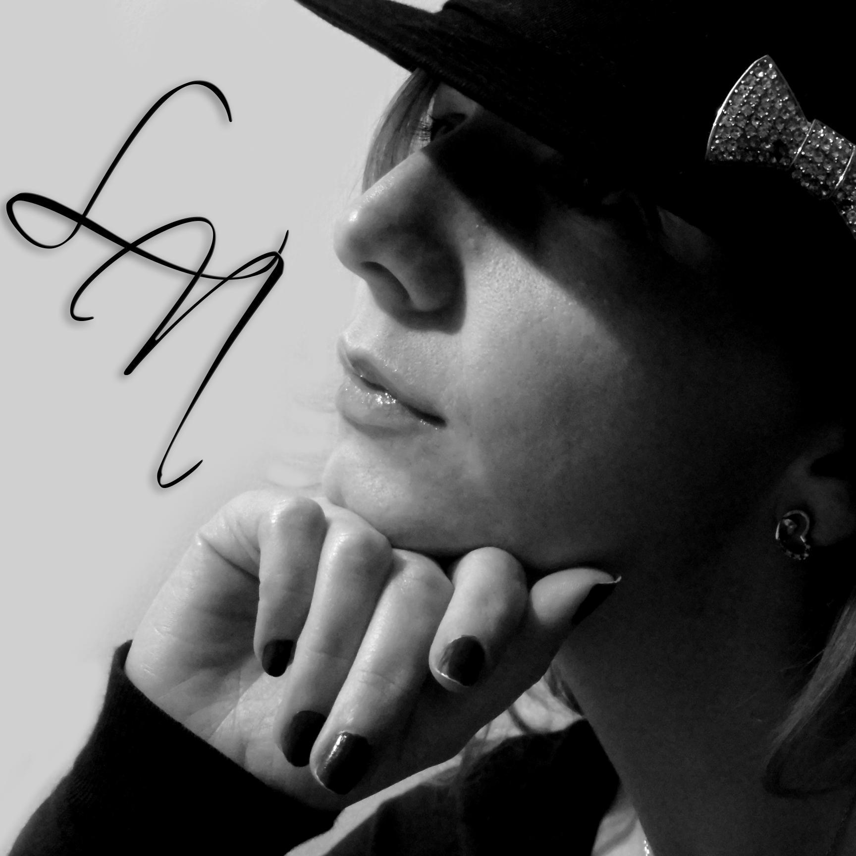 LyndsayNovels's profile picture. Graine d'auteure, née à Nantes en 1985. J'écris par passion, par envie ou tout simplement pour m'amuser.