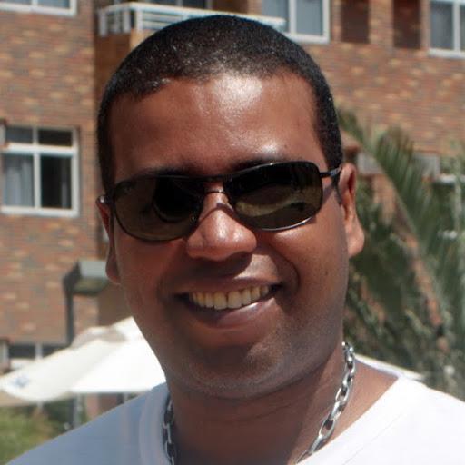 Fotógrafo profissional, Designer gráfico, diagramador, especialista em tratamento de imagens, pré-impressão e controle de qualidade de impressão.