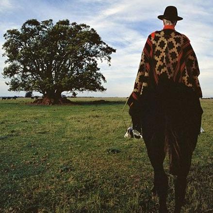 Para el que mira sin ver. La tierra es tierra nomás - Atahualpa Yupanqui -