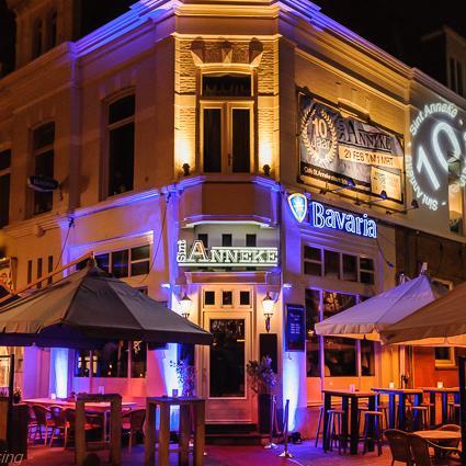 Een van de mooiste bruine café’s van Nijmegen, waar alles kan. Van lunch tot diner en van een borrel tot doorhalen diep in de nacht.