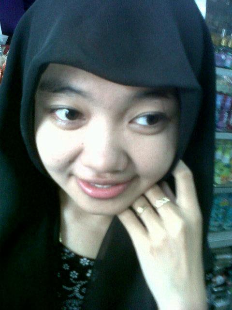 Biar cinta yang temukan jalannya sendiri ^-^ ☺.♥Allah ♥parents ♥ family ♥ S²& S². I'm simple