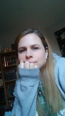 Hi, love reading, writing and anything Japanese. I'm a mother and i drink coffee, lots of coffee. Love rock/ heavy metal music too.  
Hajimemashite.