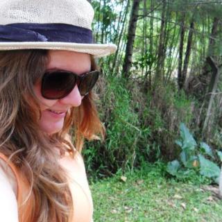 Jornalista e produtora de reportagem. Pessoa de riso fácil, pisciana, viciada em livros e coca-cola.