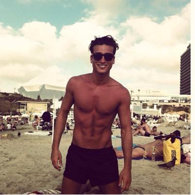 Astronaute, amateur de bons vins, adore le cinéma & Célibataire... FOLLOW BACK