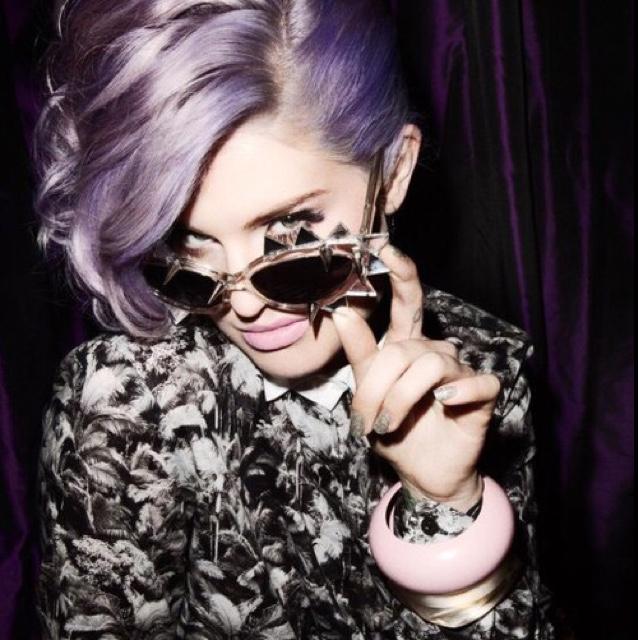 CallMeMadd's profile picture. 'I can be beautiful, lovely and fair
Silvery voice, long purple hair.'
Artist with DID.
Makes art out of junk.
#SwordInTheStone
#World0fDisney