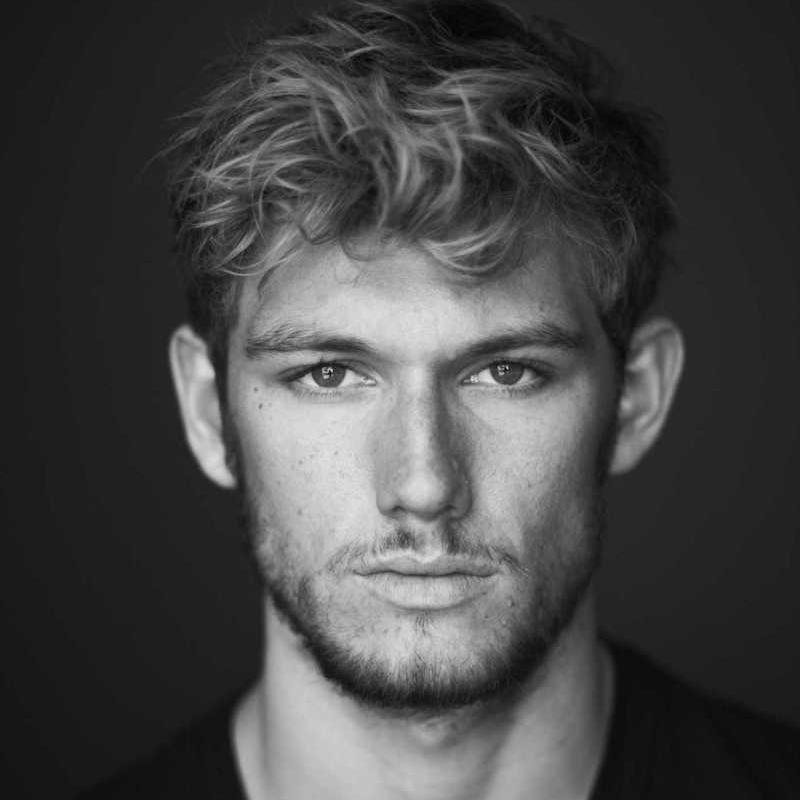 24. Frío, como un invierno en el polo norte. Dicen que los ingleses son caballeros, yo debo ser la excepción. Pinto a las estrellas y a ti. #FreeRol