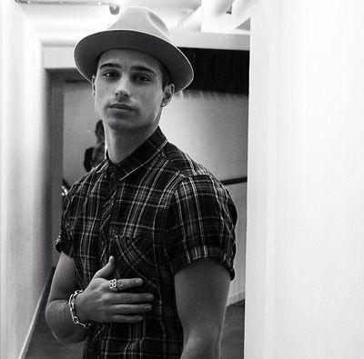 DarinSaade's profile picture. Hello, I'm Darin, I'm 16 years old and I am half English and half Italian . I love Eric Saade and 5SOS ❤