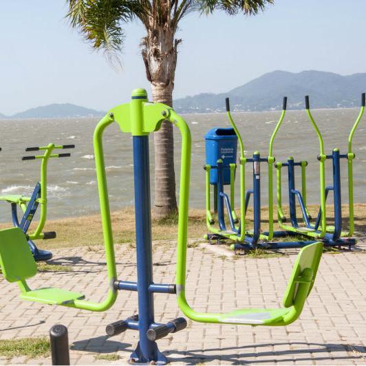 Las mejores maquinas de ejercicio al aire libre para adultos, niños y personas con capacidades diferentes.