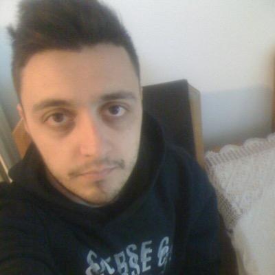 tria poulakia malonan se 3eno axirona