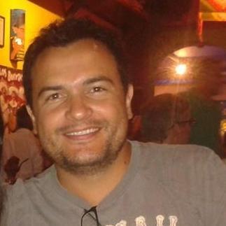 Jornalista, doutor em Escrita Criativa